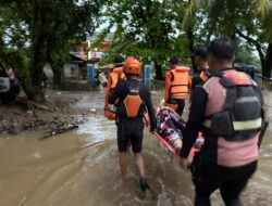 Tim SAR Evakuasi Warga Terdampak Banjir di Puskesmas Palabuhanratu
