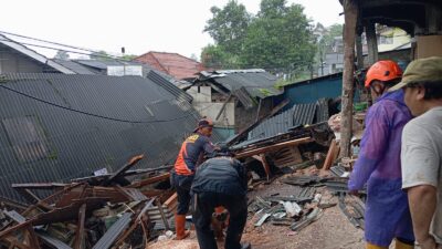 Tembok Penahan Tanah di Kawasan Jalan KH. Ahmad Sanusi Kelurahan Sukakarya Ambruk