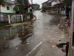 Hujan Deras Guyur Sukakarya, Saluran Air Tersumbat Sampah Hingga Meluap ke Jalan