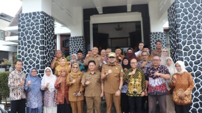 Penuh Haru dan Bangga, Wakil Wali Kota Sukabumi Lepas 15 PNS Purna Bakti